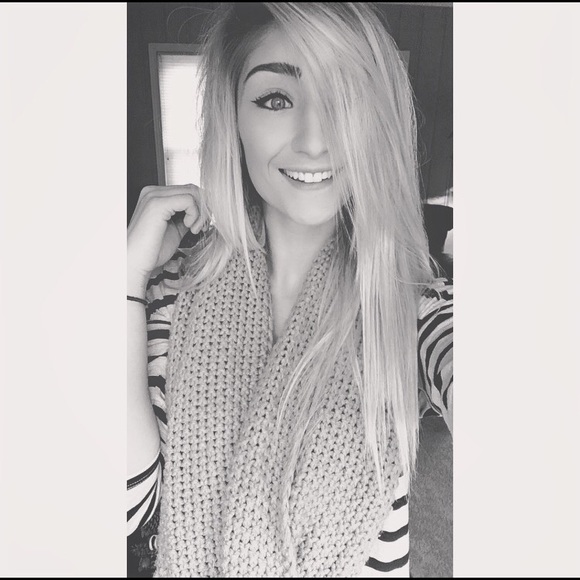 Profile Picture of Amber Rogge (@amberrogge97) on Poshmark