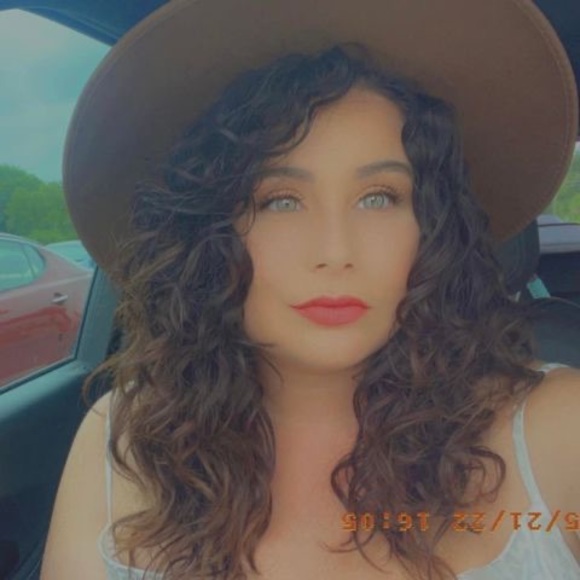 Profile Picture of Jasmine Stack (@jsmnstck) on Poshmark
