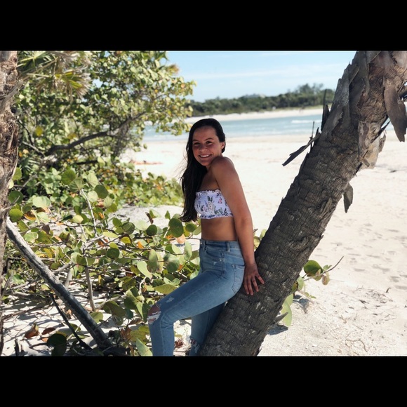 Profile Picture of Alexis Daughhetee (@alexisd909) on Poshmark