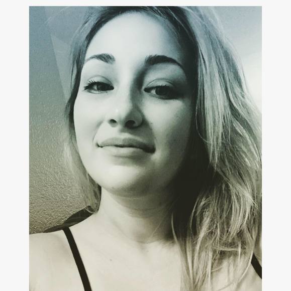 Profile Picture of Alex Zanetti (@misslexz) on Poshmark