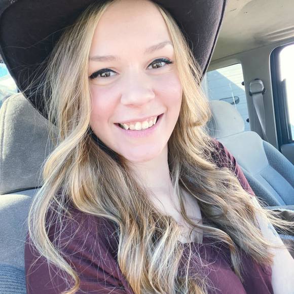 Profile Picture of Olivia Kirby (@oliviakirby22) on Poshmark