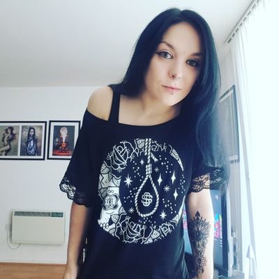 Profile Picture of Lisa Hulbert (@JagerBombLily) on Twitter