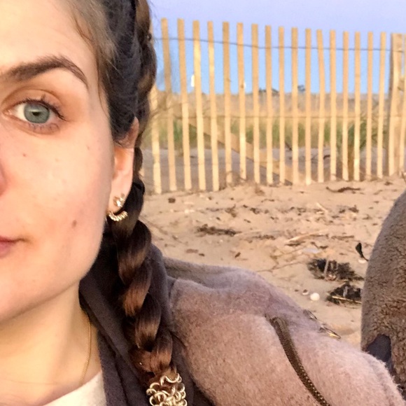 Profile Picture of Alison Bayerle (@alisonbayerle) on Poshmark