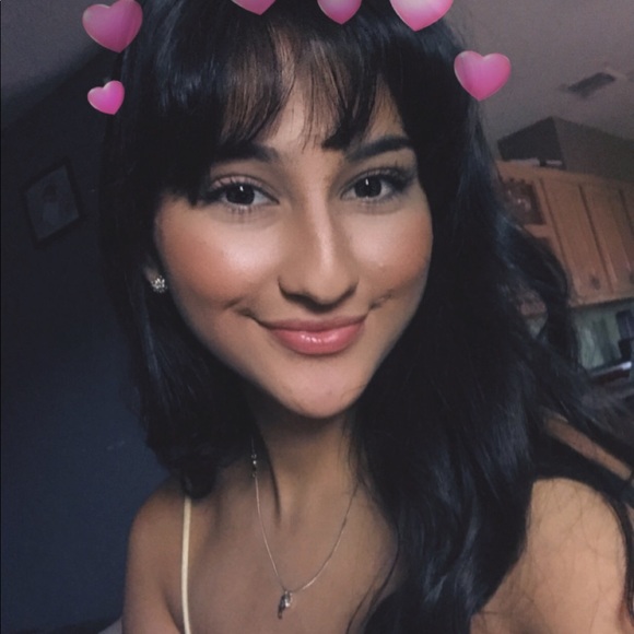 Profile Picture of Gisel Flores (@gisel_flores) on Poshmark