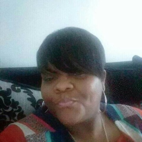 Profile Picture of April Thomas (@petutti2) on Poshmark