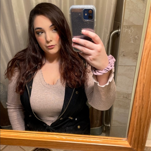 Profile Picture of Danielle Hanscome (@dhanscome) on Poshmark