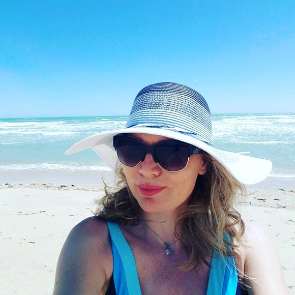 Profile Picture of Dagmara Kawalec (@celebritysofa) on Poshmark