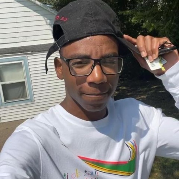 Profile Picture of Jondarian Hodges (@jondarianhodges) on Poshmark