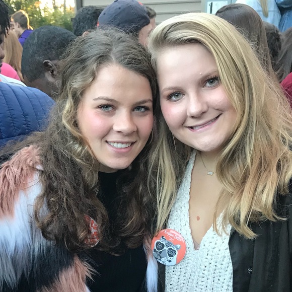 Profile Picture of Hayley Andrews (@hayley_andrews) on Poshmark