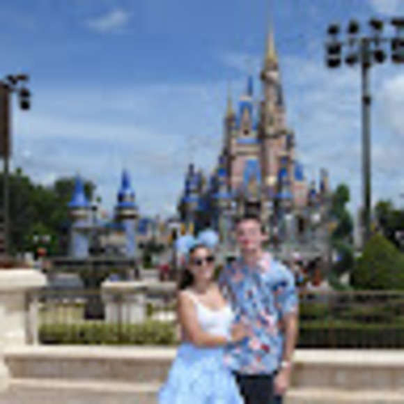 Lyndsay Salustro - Poshmark Profile Picture of Lyndsay Salustro (@lsalustro) on Poshmark