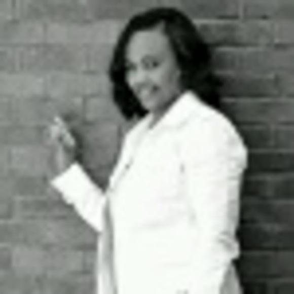Profile Picture of Indra Smith (@feaha) on Poshmark