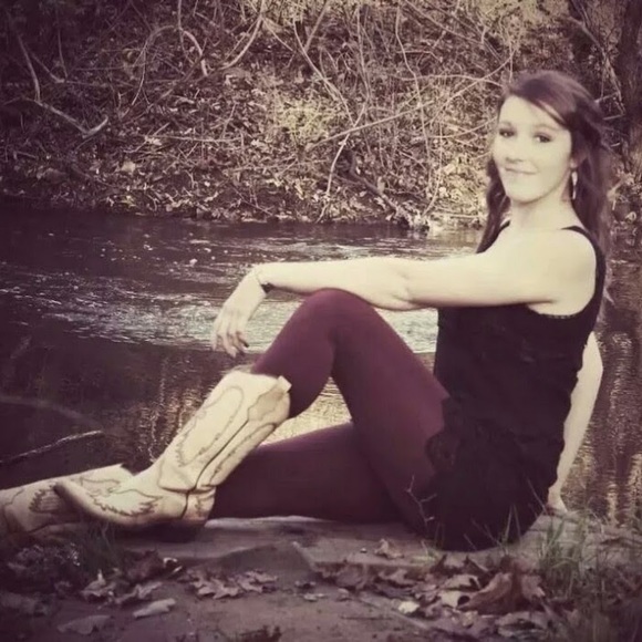 Profile Picture of Bryana Gunning (@bryanagunning) on Poshmark