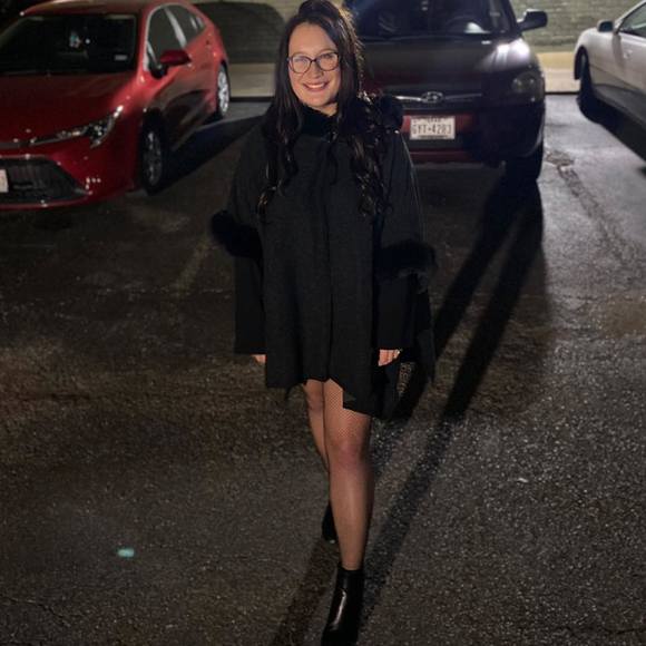 Profile Picture of Madi Zabinsky (@madi_zabinsky) on Poshmark