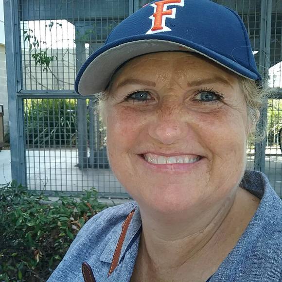 Profile Picture of Zoe Boorn (@zoe_boorn) on Poshmark