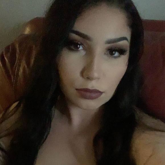 Profile Picture of Samantha Fairly (@samanthafairly) on Poshmark
