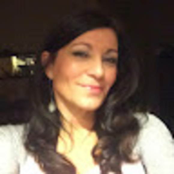 Profile Picture of Suzy Halsell (@suzannehalsell) on Poshmark