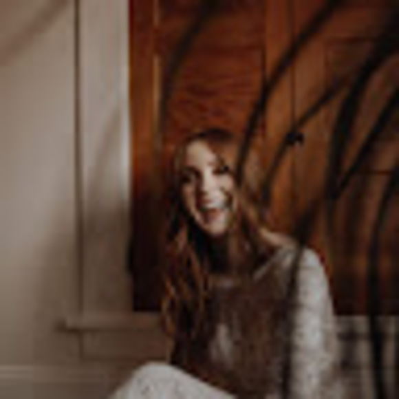 Profile Picture of Hanna Wilson (@thehannawilson) on Poshmark