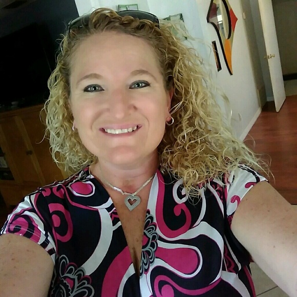 Profile Picture of Kimberly Bright (@brighteyez0519) on Poshmark