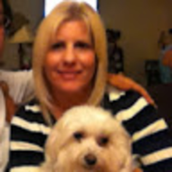 Profile Picture of Laura Patel (@laurapatel28) on Poshmark