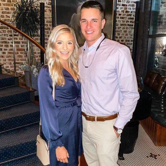 Profile Picture of Meredith Burkhart (@meredithroseb) on Poshmark