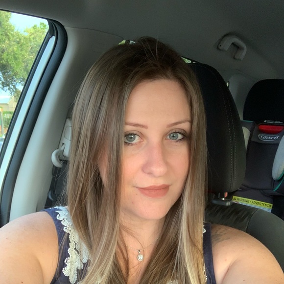 Profile Picture of Daiana Fonseca (@daianafonseca) on Poshmark