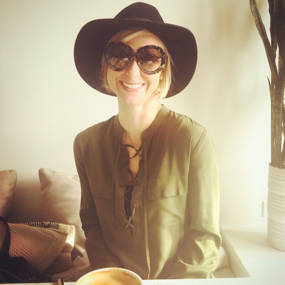 Profile Picture of Mi shi - (@apiyon) on Poshmark