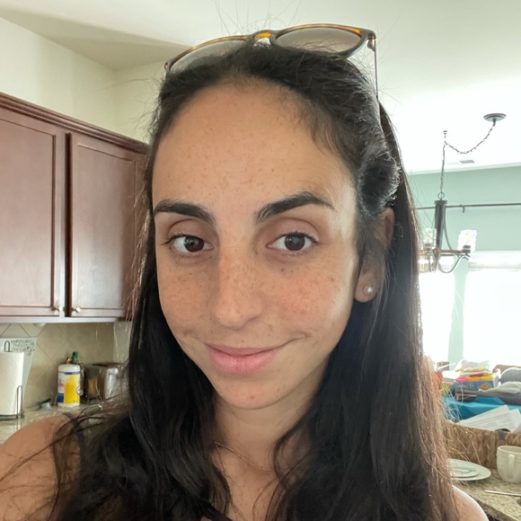 Profile Picture of Denise Longhi (@deniselonghi) on Poshmark