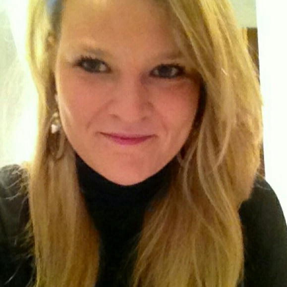 Profile Picture of Paola Fontanelli (@paolaf89) on Poshmark