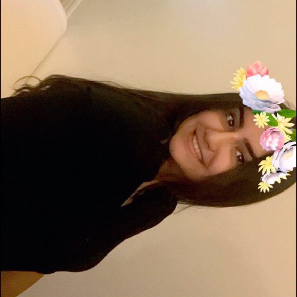 Profile Picture of Gabby Davydov (@gabbbaaa_) on Poshmark