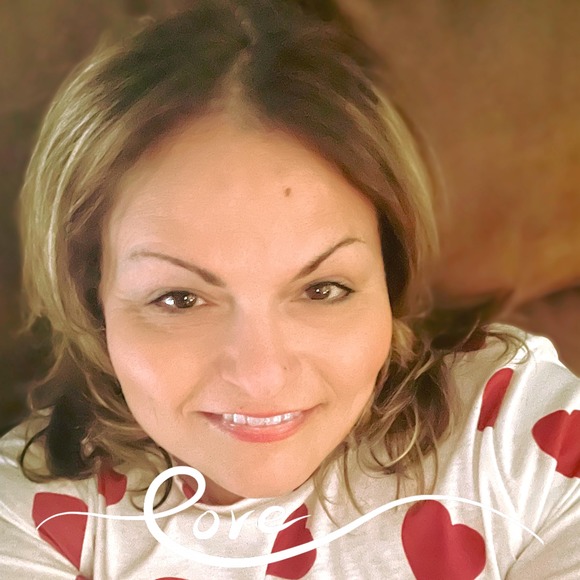 Profile Picture of Christie Lamastus (@christiespixies) on Poshmark