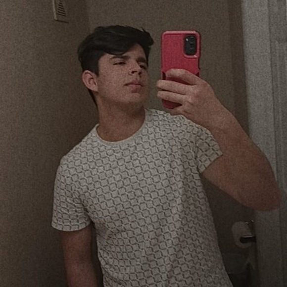 Profile Picture of Kevin Saenz (@saenzk192) on Poshmark