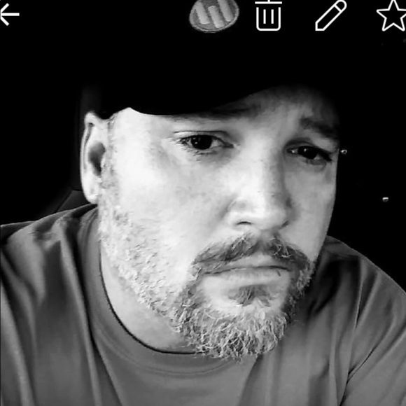 Profile Picture of Chris Singletary (@cwsing) on Poshmark