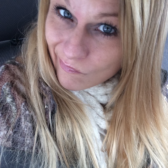 Profile Picture of Beverly Zimnicki (@bevzim77) on Poshmark