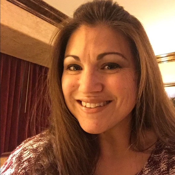 Profile Picture of Danielle Simon (@dellii) on Poshmark