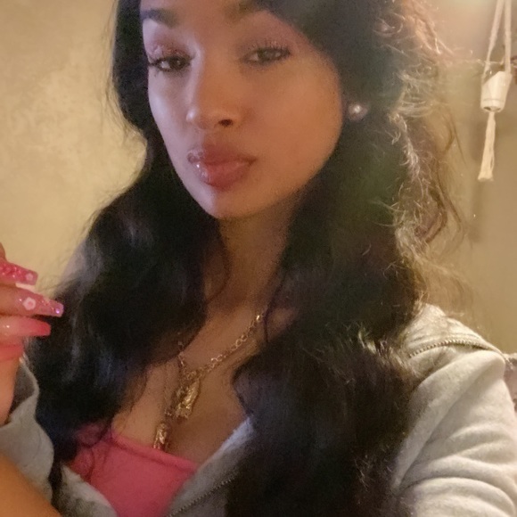 Profile Picture of Leah Diamond (@leahgunna) on Poshmark