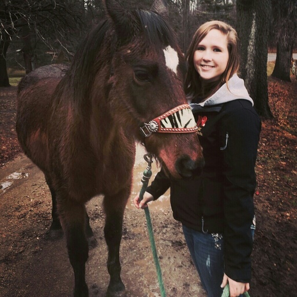 Profile Picture of Taylor Hosszu (@tayhozz) on Poshmark