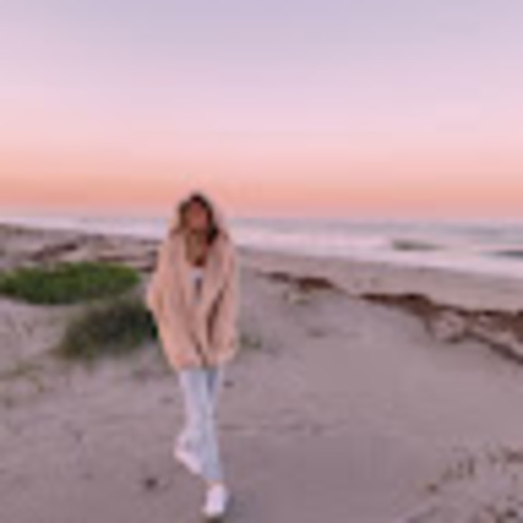 Profile Picture of Mya Plonski (@myaplonski) on Poshmark