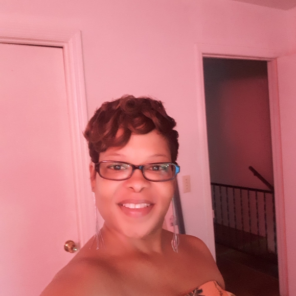 Profile Picture of Warnesta Robinson (@warnesta) on Poshmark