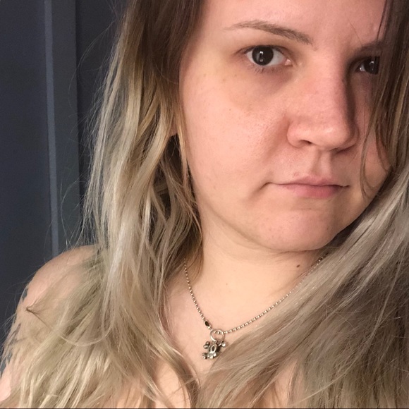 Profile Picture of Liz Scherling (@lizbnvonaus) on Poshmark