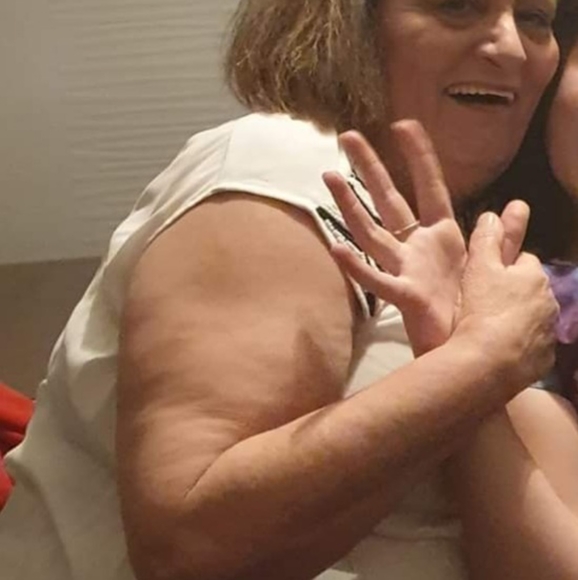 Profile Picture of Debra Saunderson (@debsecs) on Poshmark