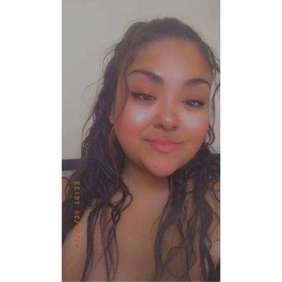 Profile Picture of Niquie Motta (@niquiemotta) on Poshmark