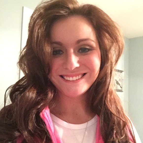 Profile Picture of Samantha Peebles (@peebsl) on Poshmark