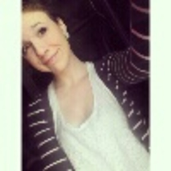 Profile Picture of Bobbie Price (@bobbieee) on Poshmark