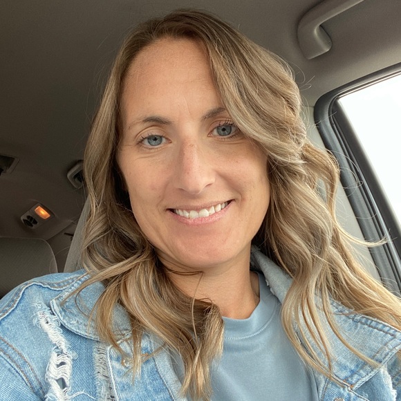 Profile Picture of Beth Mauch (@b_mauch) on Poshmark