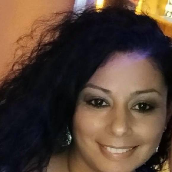 Profile Picture of Aisha Alvarado (@victoria6296) on Poshmark