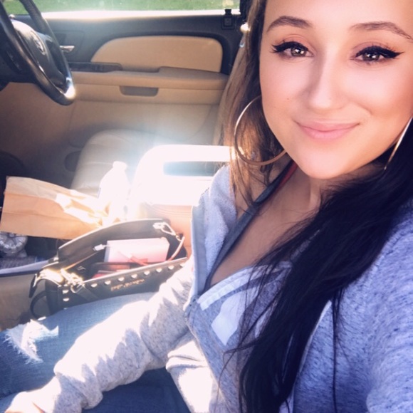 Profile Picture of Alexis Leddy (@lexleddy) on Poshmark