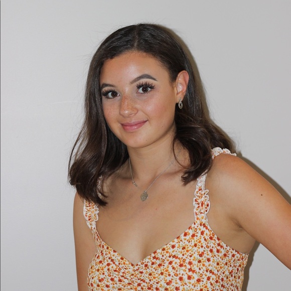 Profile Picture of Isabel Tuttle (@isabeltuttle) on Poshmark