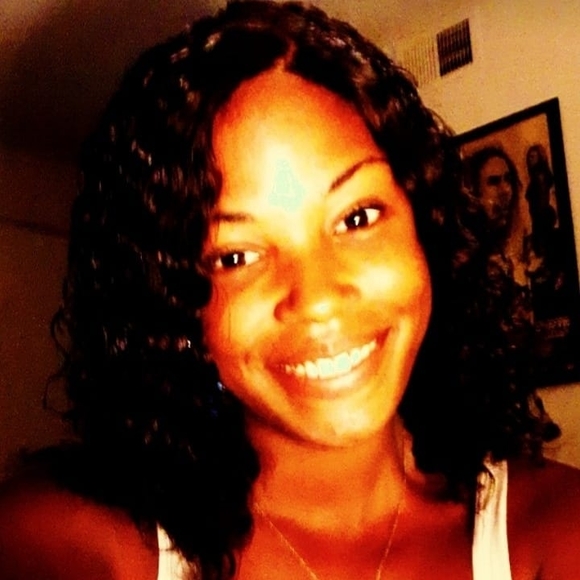 Profile Picture of Antoinette Davis (@antoinettedav89) on Poshmark