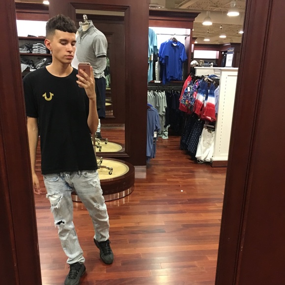 Dominic Carrales - Poshmark Profile Picture of Dominic Carrales (@dcarrales) on Poshmark