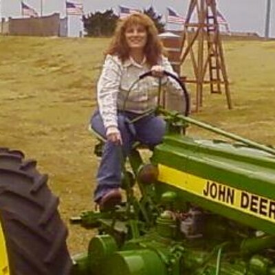 Profile Picture of Rachael Hebert (@rachaelabear) on Twitter